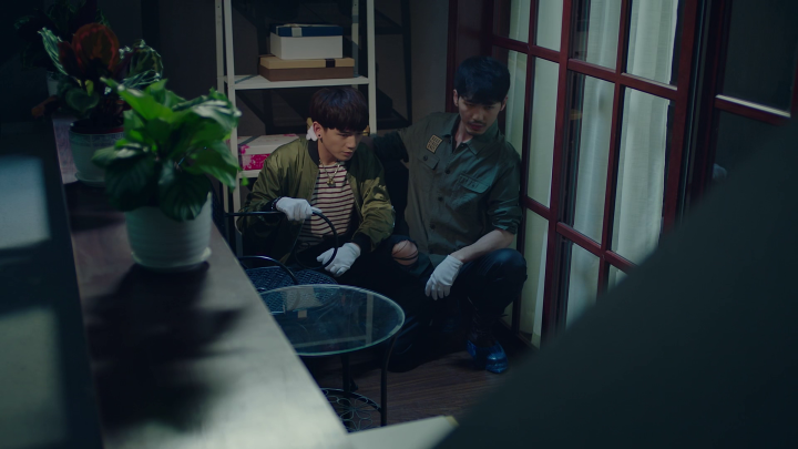 Guardian ep06 hiding on the balcony